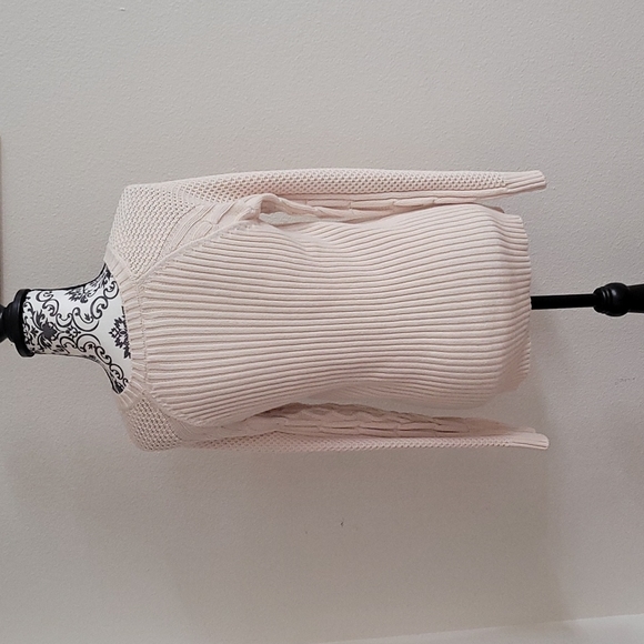 🌻 CABI SWEATER 🌻 - Picture 6 of 9